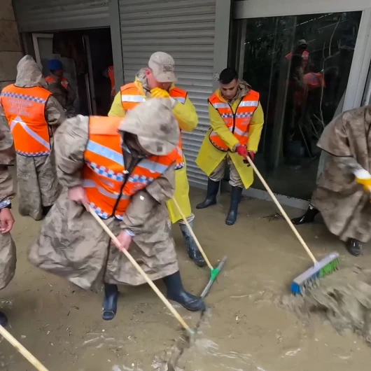 İstanbul'da Jandarma Ekipleri Sel Sonrası Temizlik Çalışmalarına Katıldı