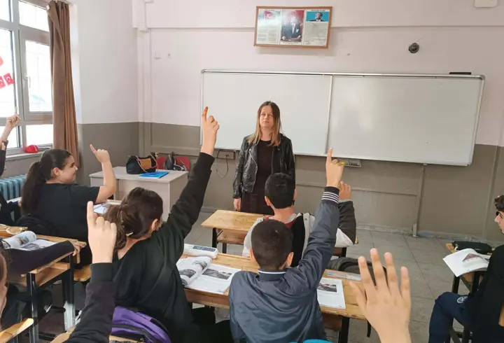 Görme engelli öğretmen çift, öğrencilerin hayatına dokunuyor