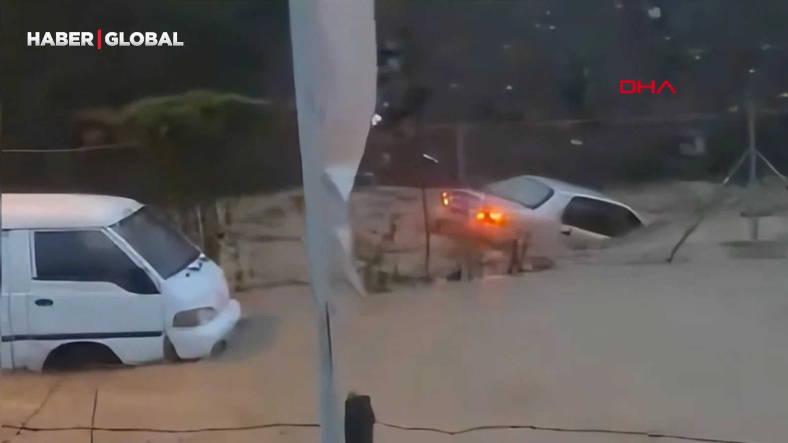 Sarıyer'de Selde Kaybolan Ahmet Derin'in Aracının Akıntıda Sürüklendiği Görüntüler Ortaya Çıktı