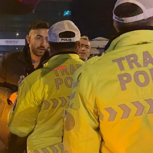 Alkollü Sürücü Polise 'Teşkilat Mısınız?' Diye Sorup Zorla Kelepçelenmek İstedi