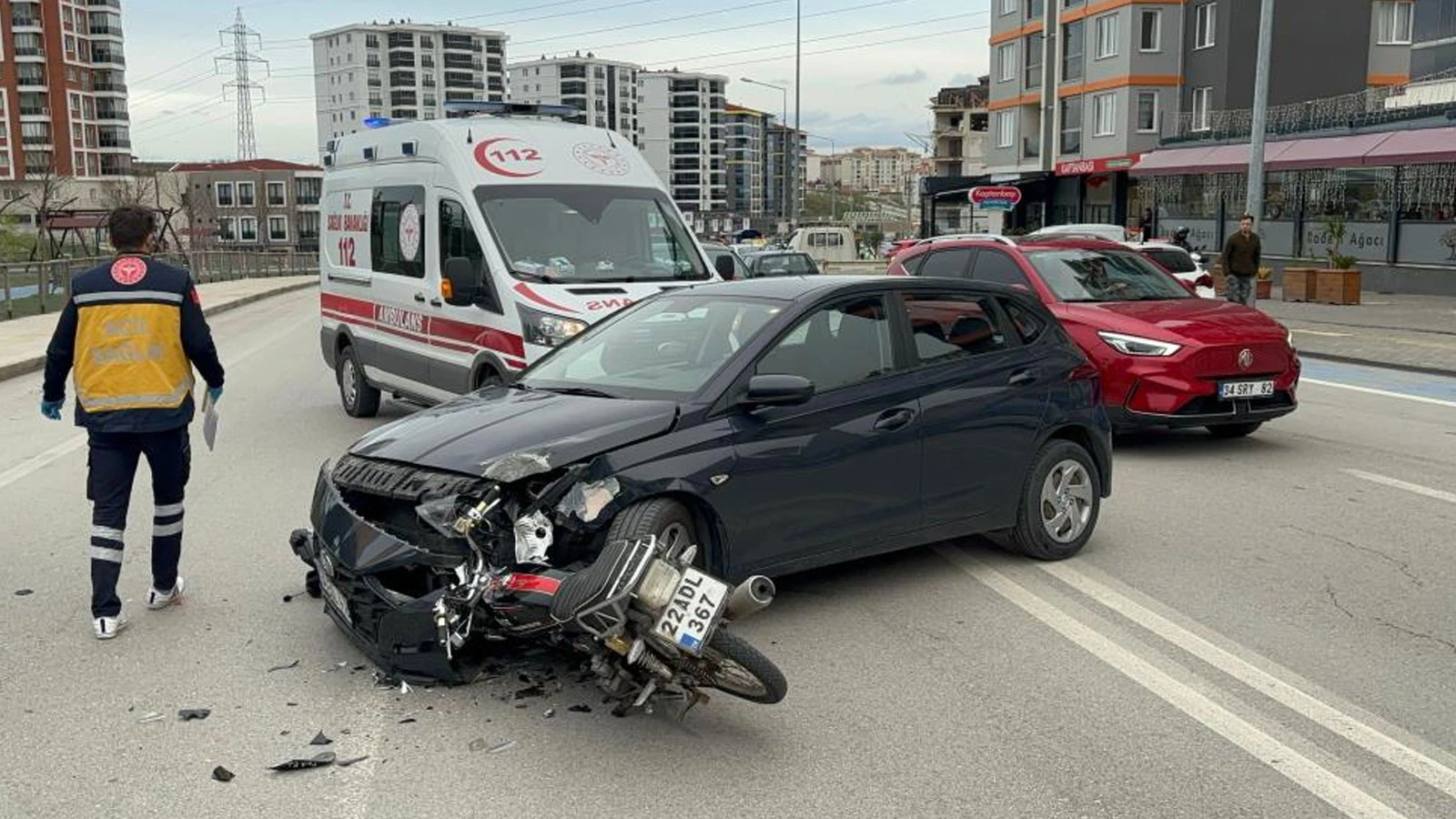 Edirne'de kaza: Motosiklet otomobile ok gibi saplandı