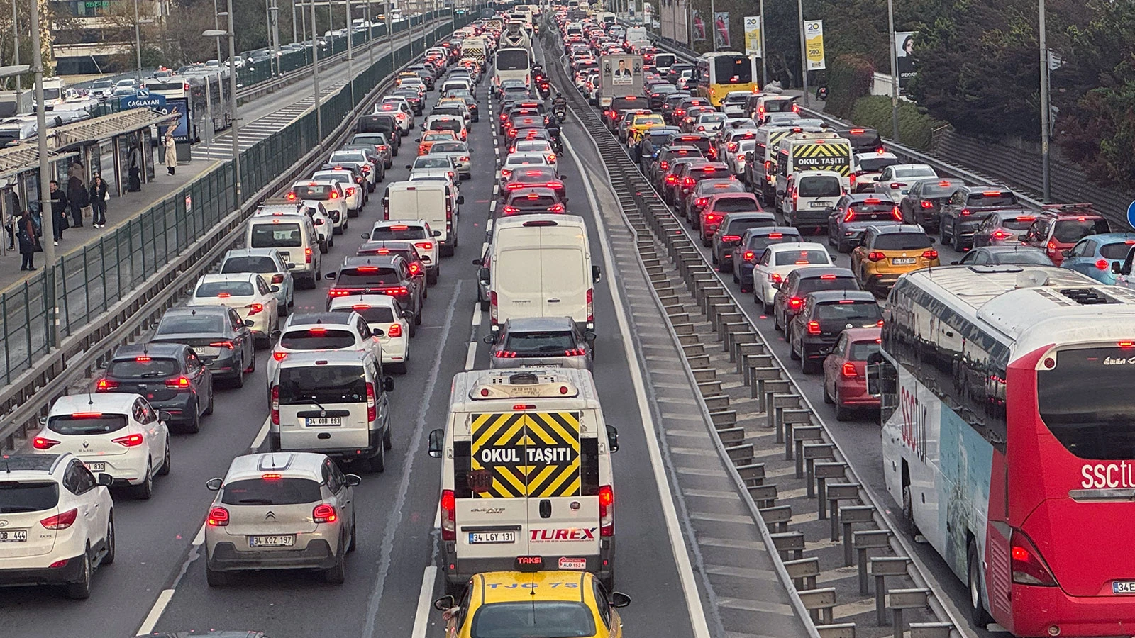 İstanbul'da trafik felç oldu: Yoğunluk yüzde 87'ye çıktı