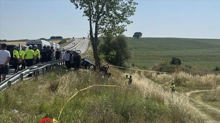 Edirne'de ağaca çarpan otomobildeki 5 kişi hayatını kaybetti, 1 kişi yaralandı