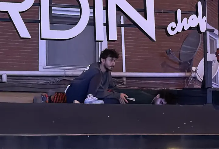 İkinci katın penceresinden kafenin tentesine düşüp yaralandı