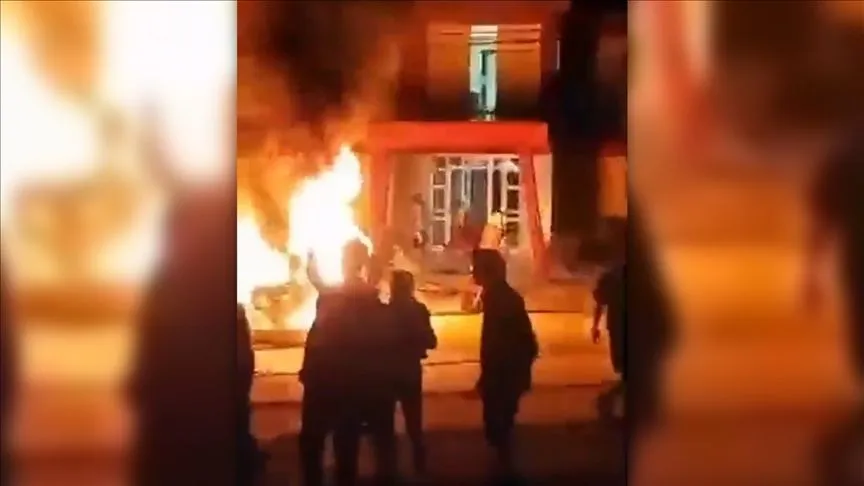 Küba'da elektrik kesintilerini protesto eden bir grup, Komünist Parti ofisini ateşe verdi