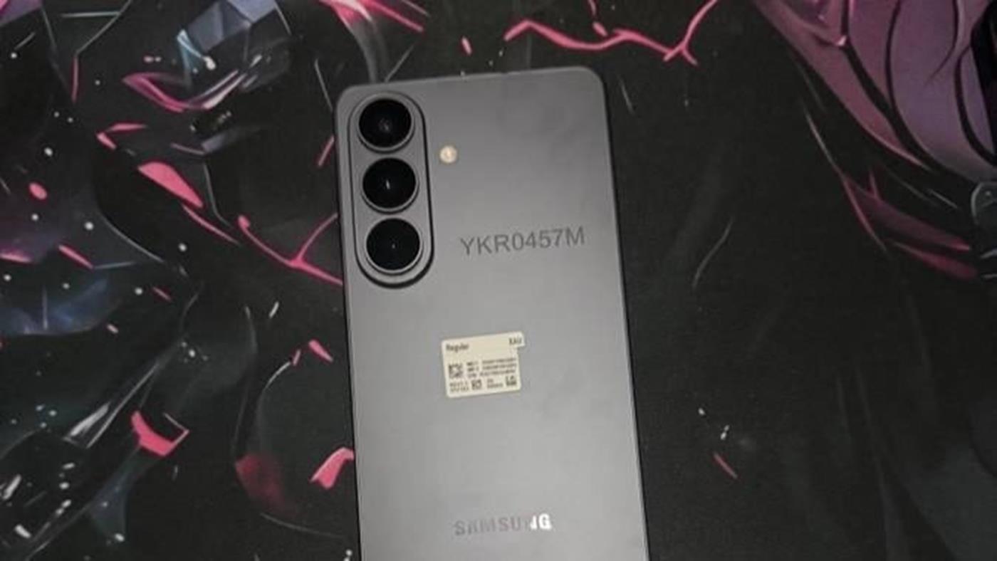 Bir Galaxy S26 modeli, eBay'de astronomik fiyatla satışa çıkarıldı