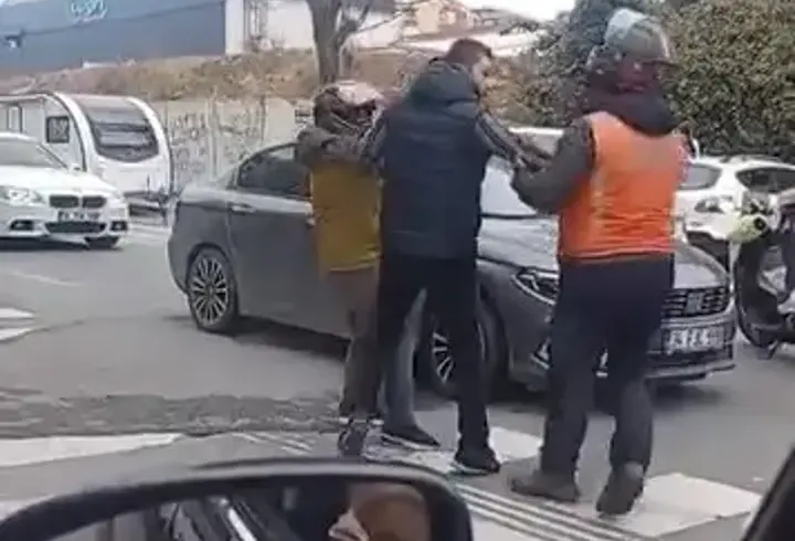 İstanbul- Ümraniye'de yol verme kavgasında silah çekti