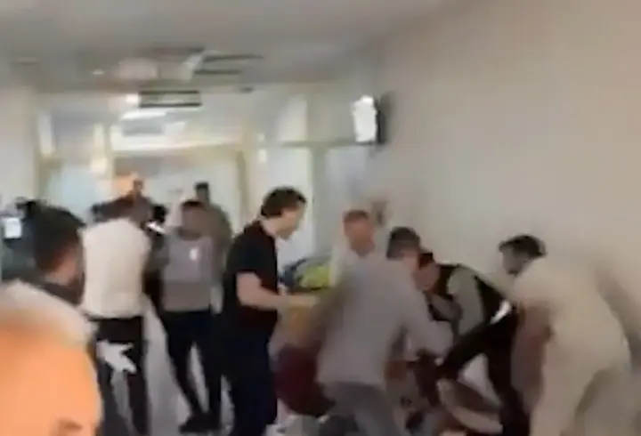 Hastanede, husumetli 2 aile fertleri arasında kavga; 3 yaralı