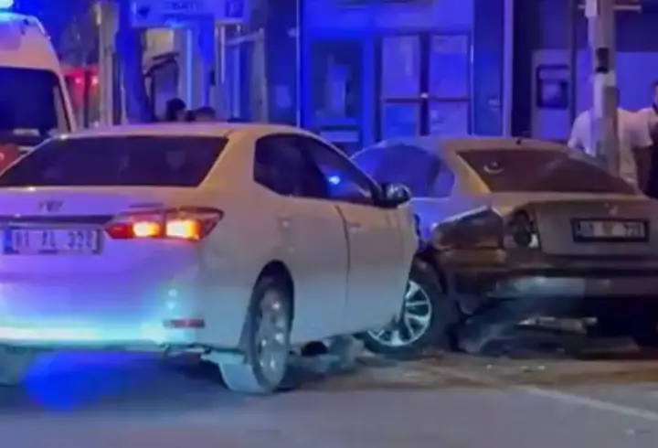 Alkollü sürücü, otomobiliyle, park halindeki 2 araca çarptı; 1 yaralı