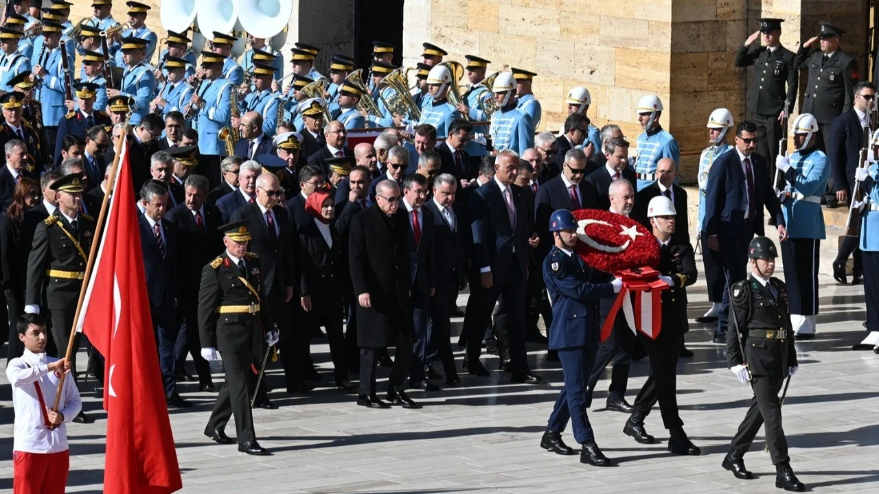 Cumhurbaşkanı Erdoğan Anıtkabir'i ziyaret etti