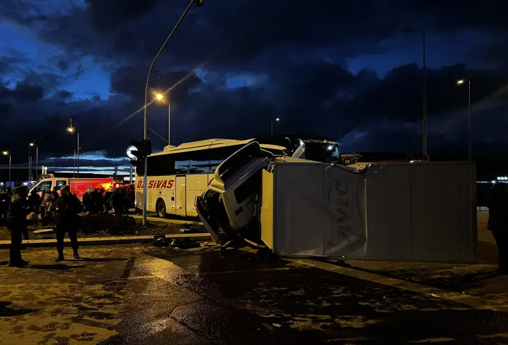 Kayseri’de yolcu otobüsü ile kamyonet çarpıştı: 5 yaralı