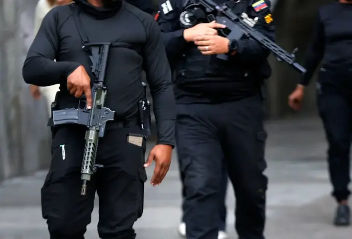 Venezuela'da başkanlık sarayı Miraflores çevresinde silah sesleri