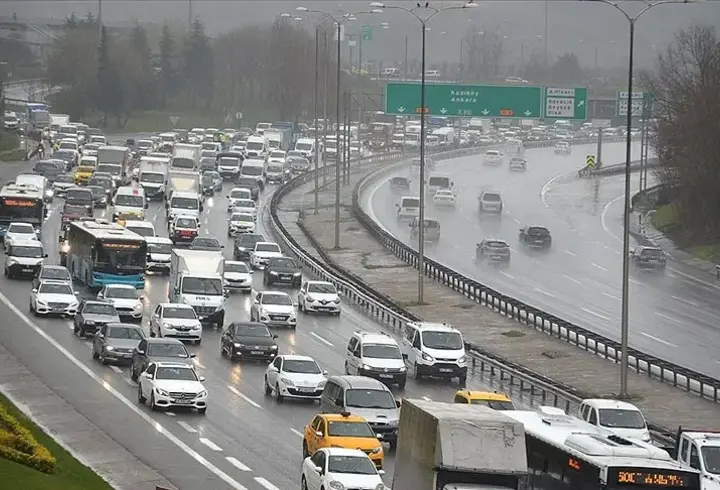 Yalancı bahar bitti, trafik çilesi başladı: Yoğunluk yüzde 90'a ulaştı