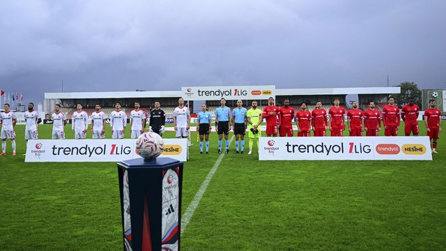 Ümraniyespor-Boluspor maçı olumsuz hava koşulları nedeniyle ertelendi