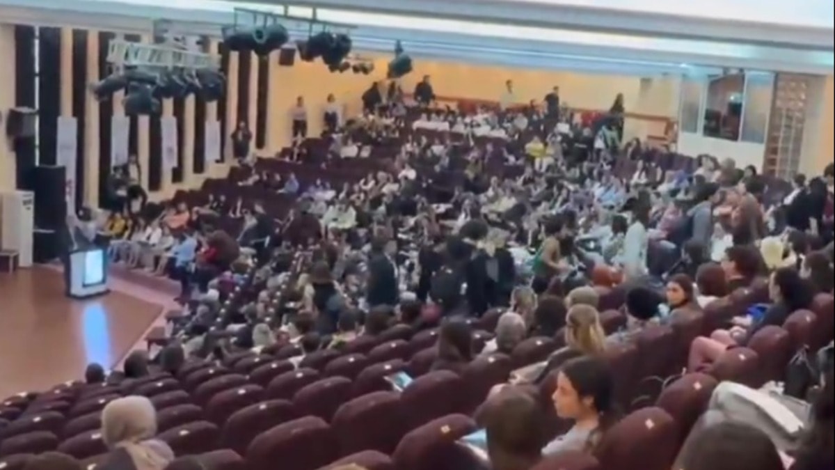 Başhekim kürsüye geldi, öğrenciler salonu terk etti!
