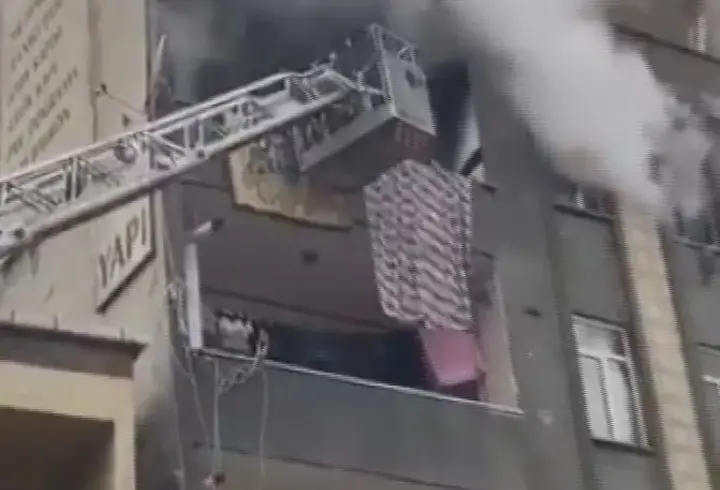 İstanbul - Küçükçekmece'de beş katlı binada yangın: 5 kişi dumandan etkilendi