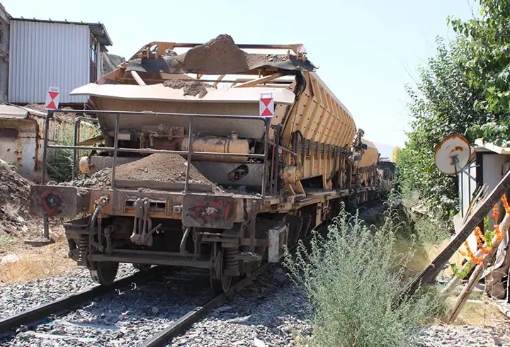 Malatya'da yük treninin çarptığı yaya öldü