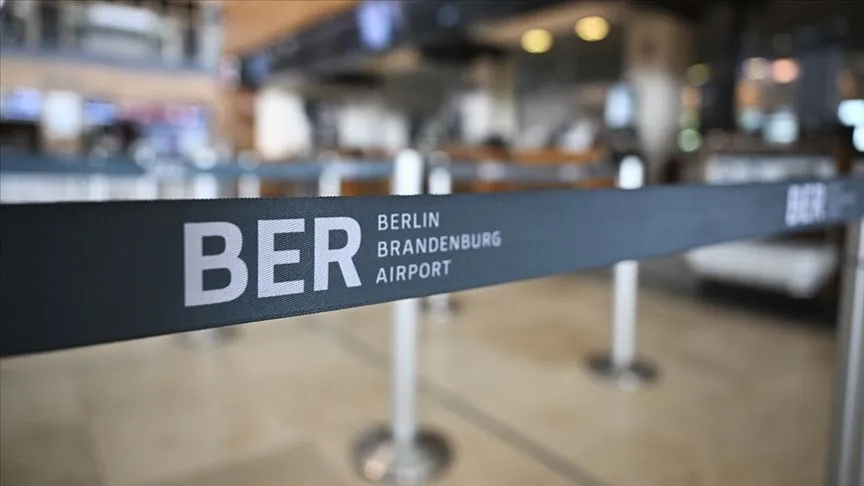 Berlin Brandenburg Havalimanı'nda buzlanma nedeniyle uçuşlar yeniden durduruldu