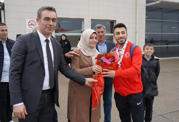 Halterde Avrupa şampiyonu olan Harun Algül’e memleketi Şırnak'ta görkemli karşılama