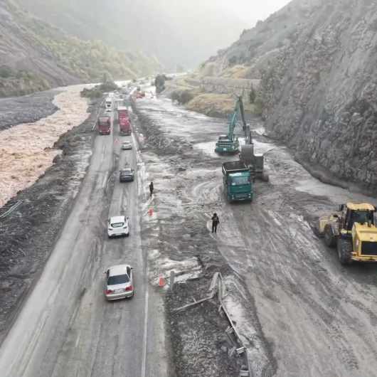 Erzincan-Erzurum Yolunu Kapatan Heyelanın Tahribatı Gün Ağarınca Ortaya Çıktı