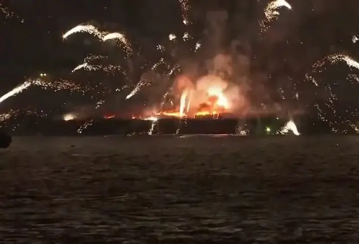 JAPONYA’DA HAVAİ FİŞEK KABUSU! Denize atlayarak canını kurtardılar