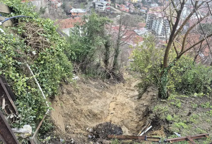 Zonguldak'ta heyelan; su borusu patladı, elektrik direkleri devrildi