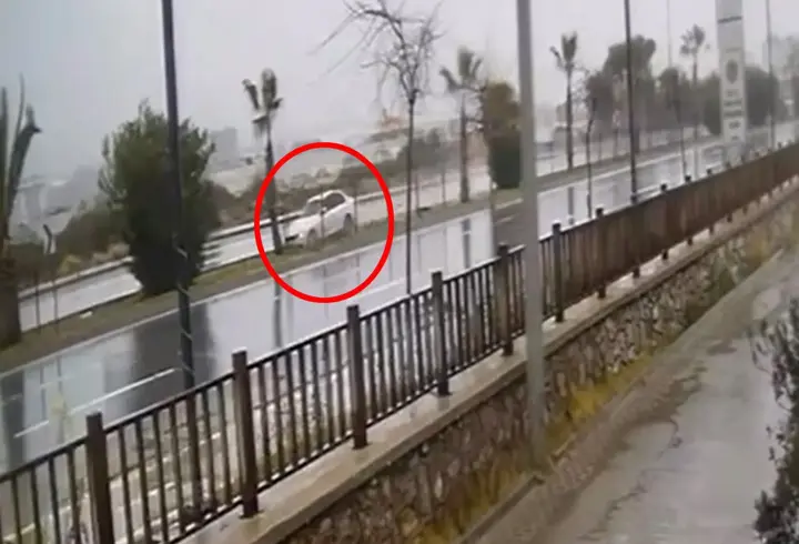 Kontrolden çıkan otomobil refüjdeki ağaca çarparak ters döndü