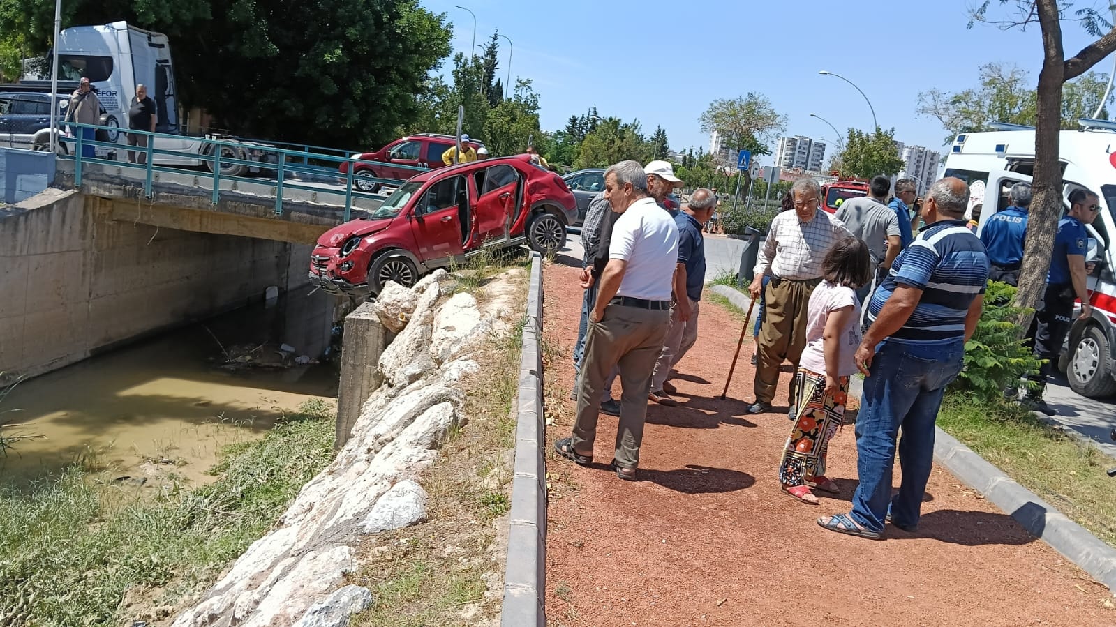 Sulama kanalı kenarında asılı kaldılar: 3 kişi yaralandı