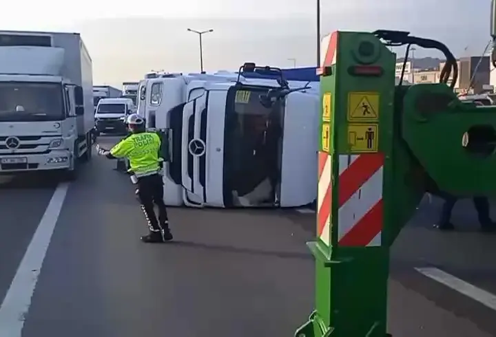 İstanbul - Pendik TEM Otoyolu'nda TIR devrildi; İstanbul yönünde yoğunluk -1