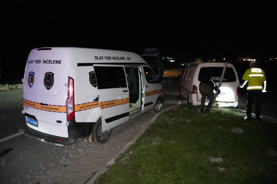 Edirne’de kaçan minibüs kaza yaptı, içinden 20 göçmen çıktı