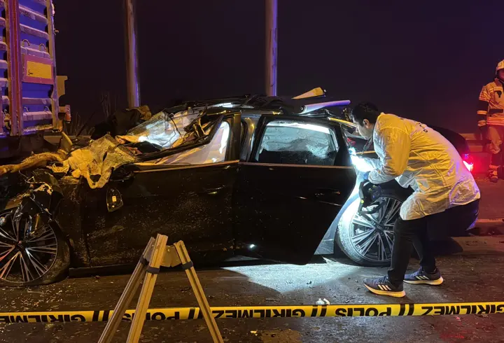 Kütahya'da otomobil TIR'a arkadan çarptı: 4 ölü