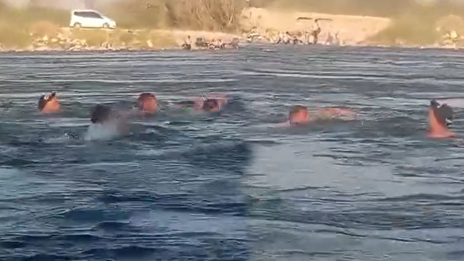 Fırat Nehri'nde 3 kişi boğulmaktan son anda kurtardı