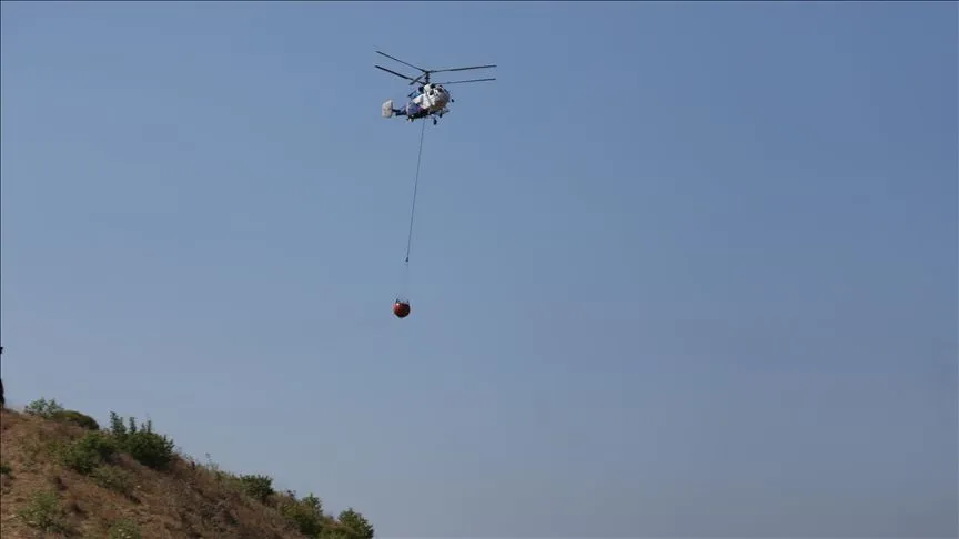 Çanakkale'de tarım arazisinde çıkan yangına havadan ve karadan müdahale ediliyor
