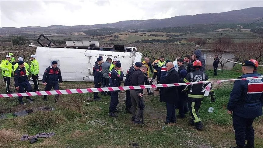 Denizli'de devrilen midibüsteki 1 kişi hayatını kaybetti, 24 kişi yaralandı