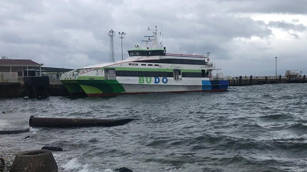 Saatlerdir süren sağanak seferleri de vurdu! Deniz ulaşımına yağmur engeli
