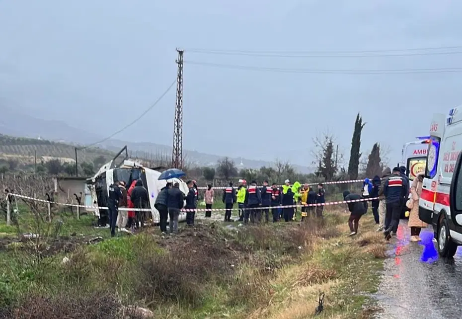 Denizli'de servis minibüsü kaza yaptı. Biri ağır 25 yaralı