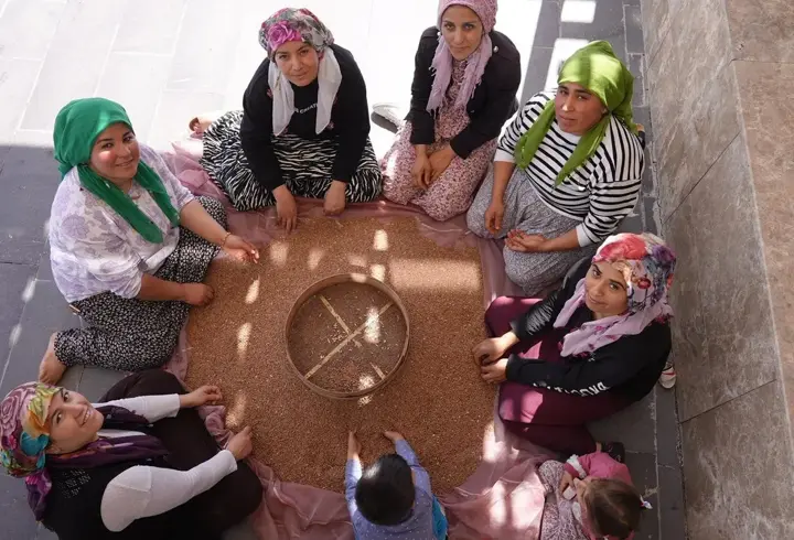 Köylü kadınların kooperatifi gelirlerini depremzede kadınlara bağışlıyor