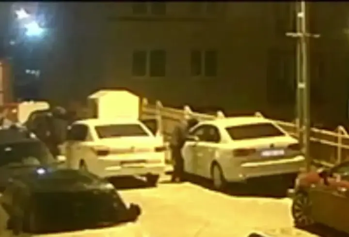Lüks otomobillerden 'Hayalet ekran' çalan 2 şüpheli yakalandı