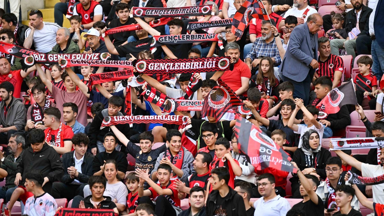 Süper Lig'e yükselen Gençlerbirliği kupasını törenle aldı