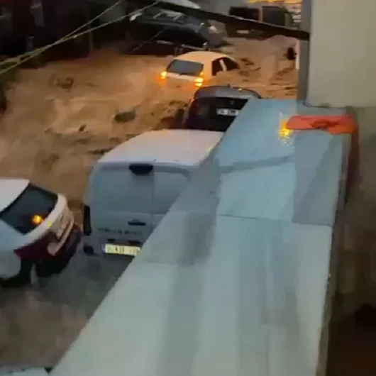 İstanbul'da sel suları araçları sürükledi