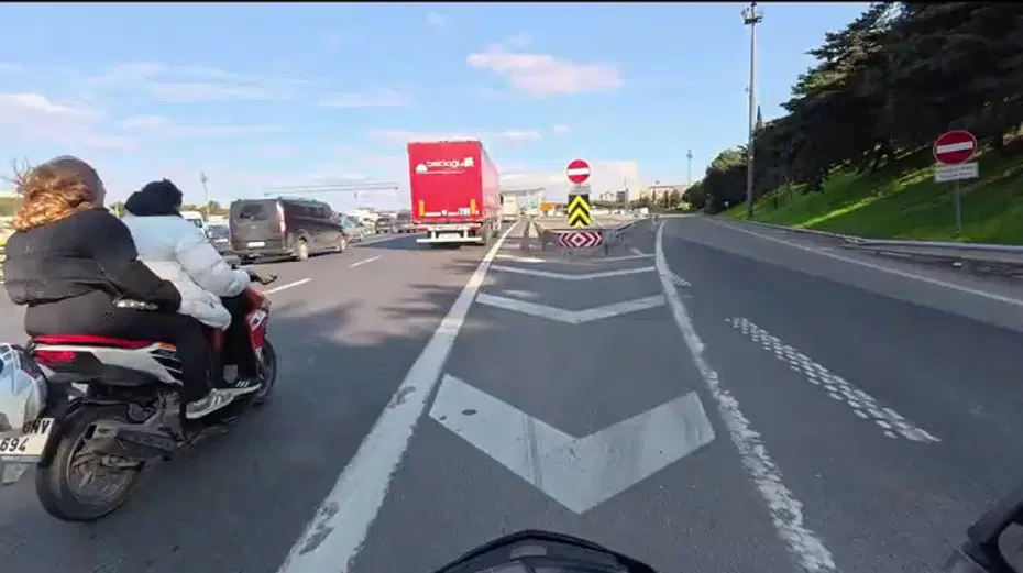 Ataşehir TEM’de motosiklet üstünde kavga! Kadını saçından çekti