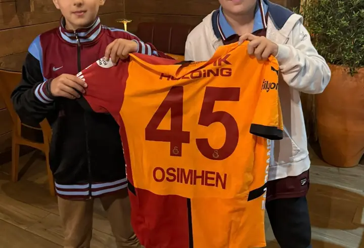 Osimhen’in formasını alan Trabzonsporlu çocuktan formayı bir koleksiyoner aldı