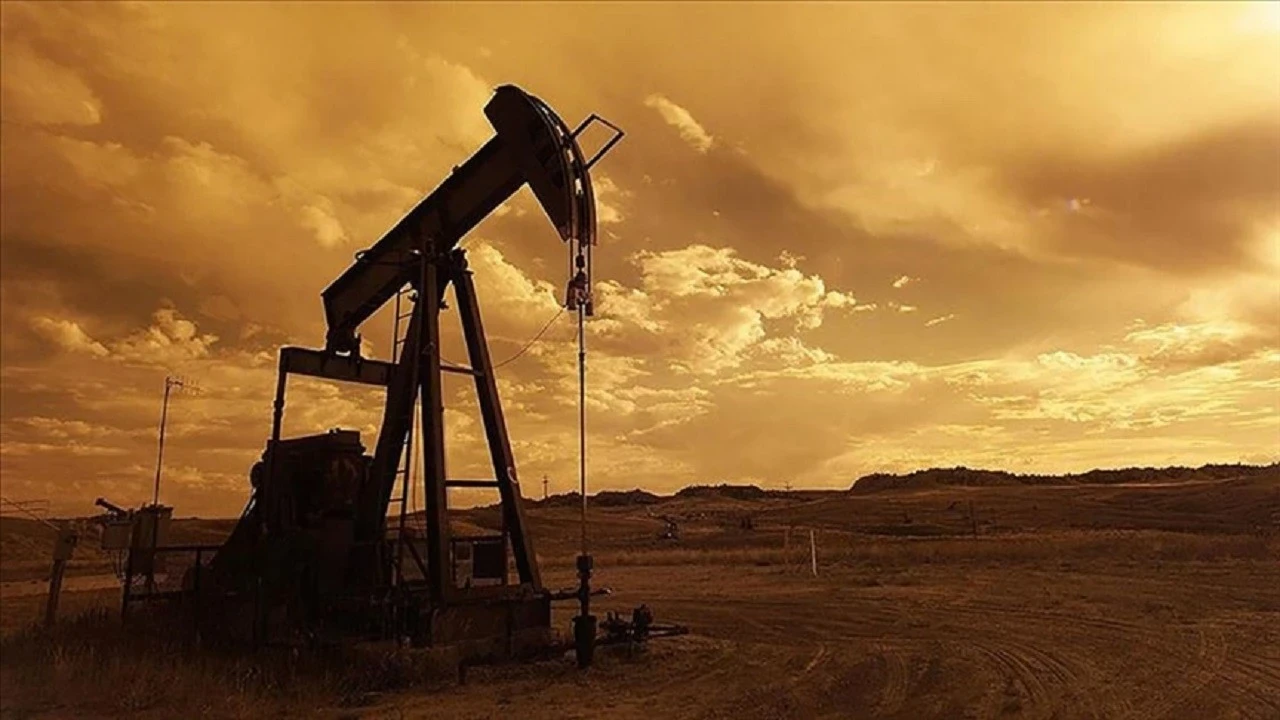 EIA, küresel petrol fiyatı tahminlerini yükseltti