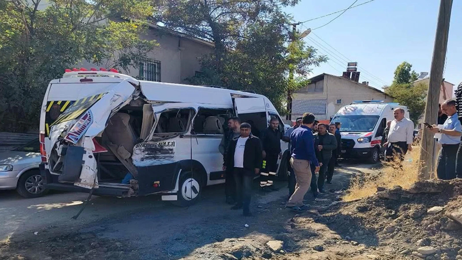 Yolcu treni okul servisine çarptı; 17 öğrenci yaralandı