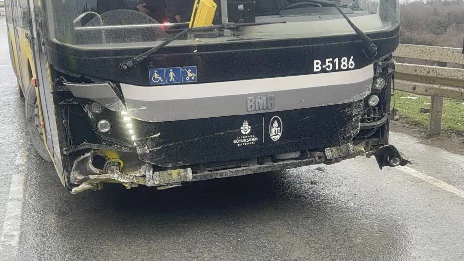 Arnavutköy'de İETT otobüsü bariyerlere çarptı