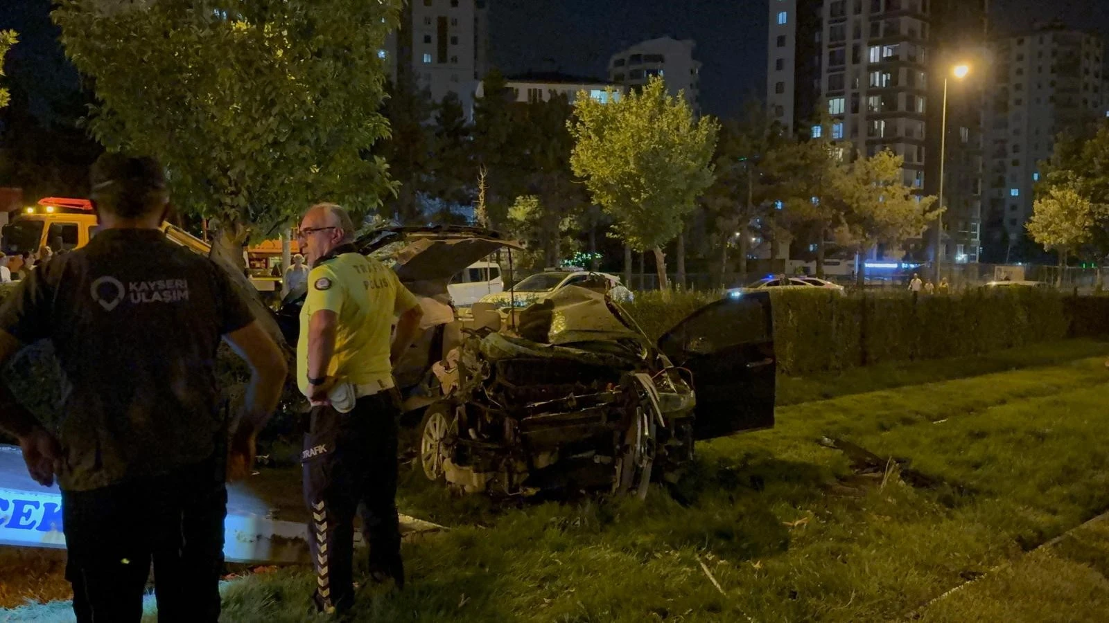 Kayseri'de otomobil tramvay yoluna uçtu: 1 ölü, 1 yaralı