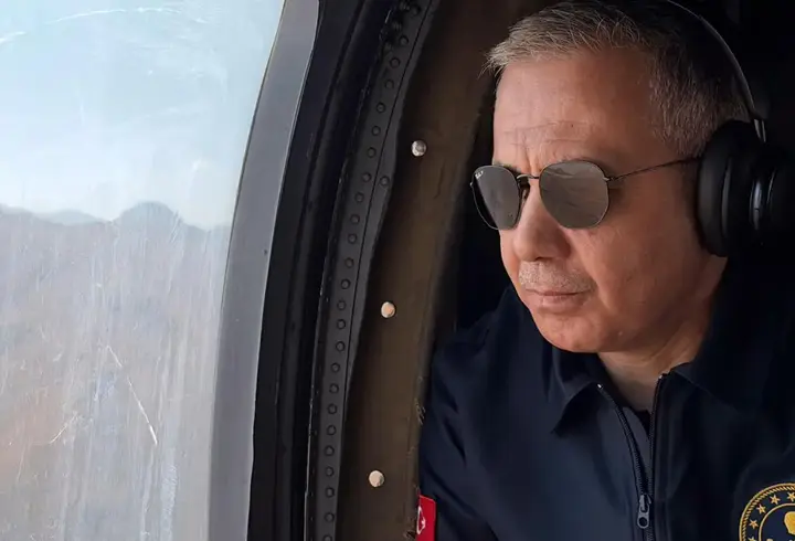 Bakan Yerlikaya, Hakkari'de helikopterle incelemelerde bulundu