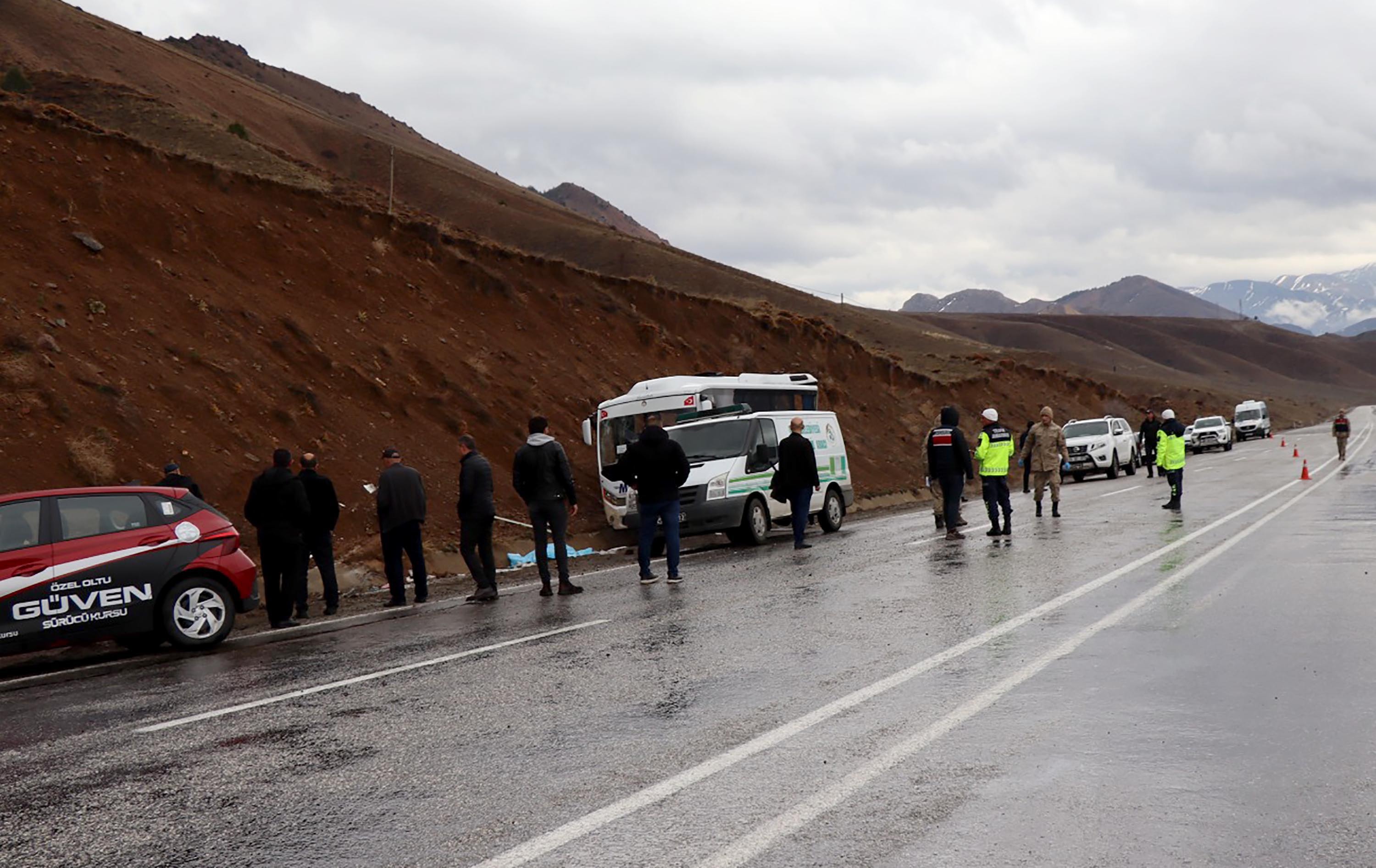 İşçi servisi toprak yığınına çarptı; 1 ölü, 11 yaralı