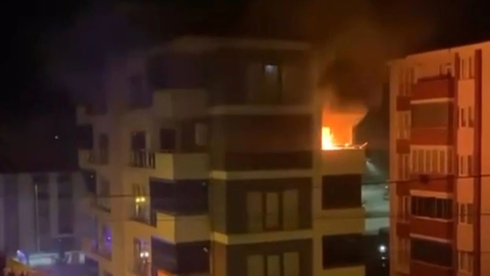 Apartmanda korkutan yangın: 5 kişi dumandan etkilendi