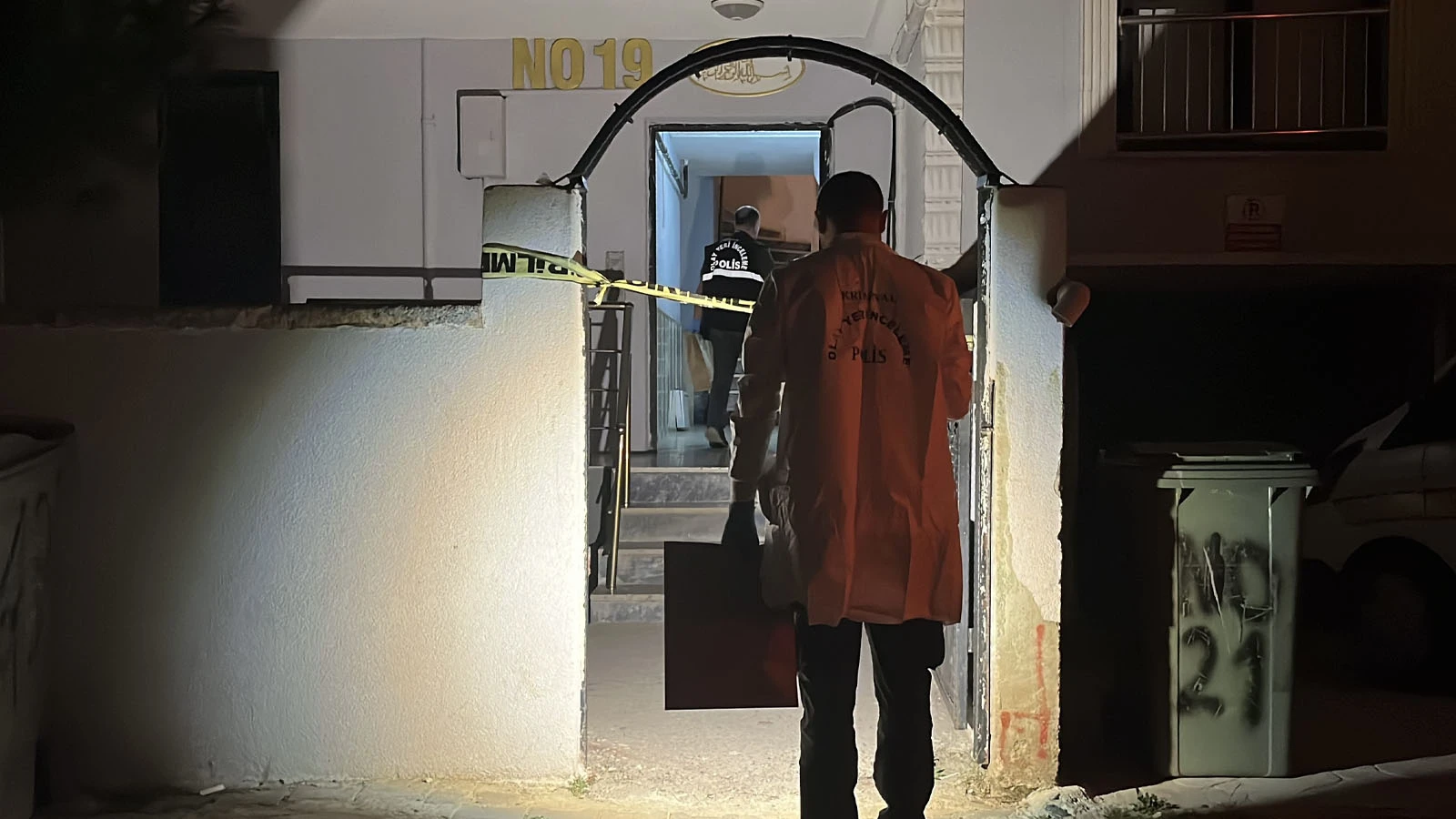 Silah sesi duyan komşuları tarafından tabancayla vurulmuş halde yaralı bulundu